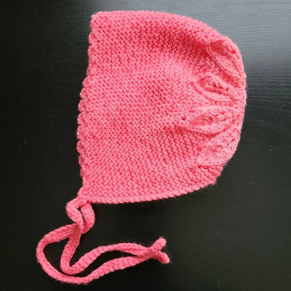 Knitted bonnet for babies with leaf pattern and garter stitch Pink Size 5-8 Mnts